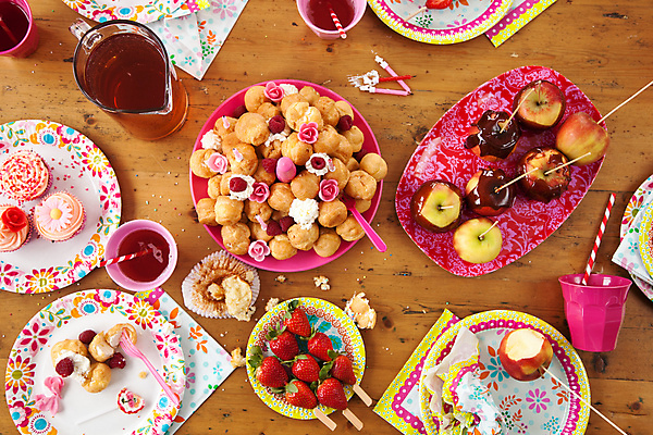 포토 JPG 해외이미지 음료 어린이 음식 분홍색 다이어트 탁자 딸기 휴가 디저트 사람없음 빨간색 컬러풀 파티 케이크 대접 생일 맛 사과 설탕 비만 잔치 해로움 맛있는 해외포토 기념일 컬러 가구 컨셉 과일 건강 사람 이벤트 몸매 파일형식 이미지허브