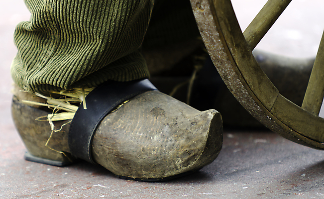 포토 JPG 해외이미지 옷 신발 발 사람없음 목재 수확 바퀴 공예 복고 밀짚 양발 옛날 해외포토 나무 농업 재료 취미 신체부위 짚 파일형식 이미지허브