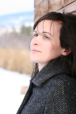 포토 JPG 해외이미지 백인 모델 1 계절 여자 캐나다 겨울 농업 갈색머리 한명 사람 성인 야외 목재 뷰티 유행 환경 침묵 추위 코트 흰색 시골 신선 폐허 멀리 외양간 심각 해외포토 서양인 나무 헤어스타일 산업 컬러 컨셉 북아메리카 재료 소리 외투 파일형식 이미지허브