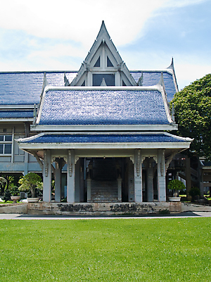 포토 JPG 해외이미지 나무 식물 전통 외관 아시아 종교 문화 불교 건축양식 태국 하늘 주택 동양인 사람없음 건물 계단 믿음 궁전 최고 신앙심 충실 해외포토 건축물 건축 감정 나라 고건축 인종 파일형식 이미지허브
