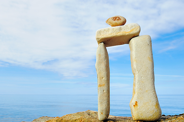 포토 JPG 해외이미지 선 바다 컨셉 자연 하늘 추상 사람없음 세로 쌓기 스파 조약돌 바위 흰색 그룹 파편 정상 작음 균형 배열 심볼 명상 질감 피라미드 흙더미 돌무덤 절정 평형 해외포토 건축물 컬러 무늬 모션 수영 흙 돌_바위 무덤 크기 생태계 랜드마크 파일형식 더미 이미지허브