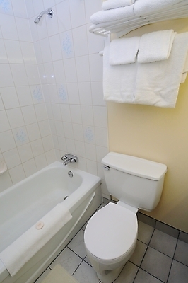 포토 JPG 해외이미지 디자인 여행 가구 컨셉 비즈니스 건축양식 호텔 실내 통 사람없음 내부 장식 수건 목욕 욕실 흰색 사발 고급 우아함 위생 빨래 변기 변기통 샤워실 위생관리 해외포토 건축 컬러 생활용품 가사 숙소 관리 위생용품 청결 사기그릇 샤워시설 파일형식 이미지허브