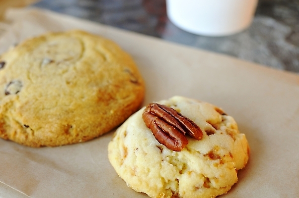 포토 JPG 해외이미지 음식 다이어트 디저트 건강 사람없음 빛 쿠키 과자 식사 빵집 견과류 흰색 달콤 맛 아침식사 먹기 개암나무 서쪽 페스츄리 핸드메이드 맛있는 해외포토 나무 빵 컬러 컨셉 모션 상점 방향 파일형식 이미지허브