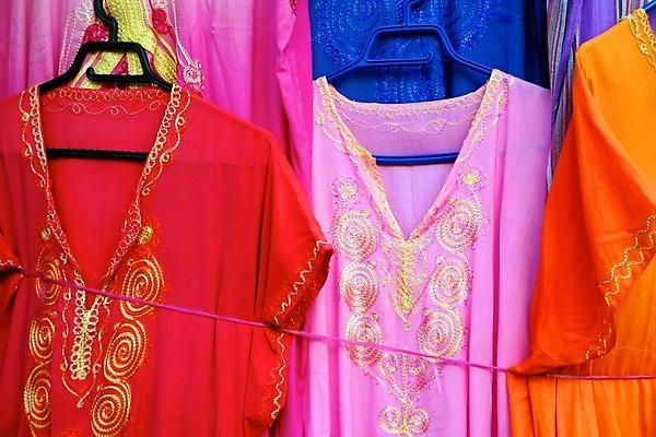 포토 JPG 해외이미지 전통 디자인 분홍색 백그라운드 패턴 바닥 매달리기 사람없음 가로 빨간색 파란색 컬러풀 직물 면 변화 시장 고급 우아함 상품 실크 천 기념품 모로코 양모 메디나 해외포토 컬러 컨셉 무늬 모션 아프리카 오브젝트 파일형식 이미지허브