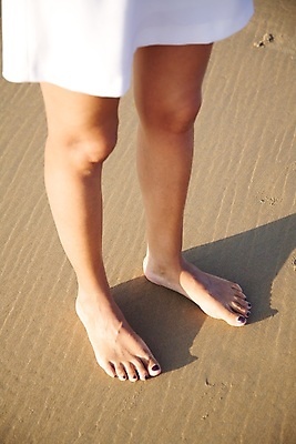 포토 JPG 해외이미지 라이프스타일 드레스 여자 유럽 모래 여행 손가락 발 자연 휴가 사람 사람없음 야외 사막 흰색 스페인 질감 밟기 땅바닥 안달루시아 양발 해외포토 손 옷 나라 컬러 모션 바닥 생활 신체부위 생태계 파일형식 이미지허브