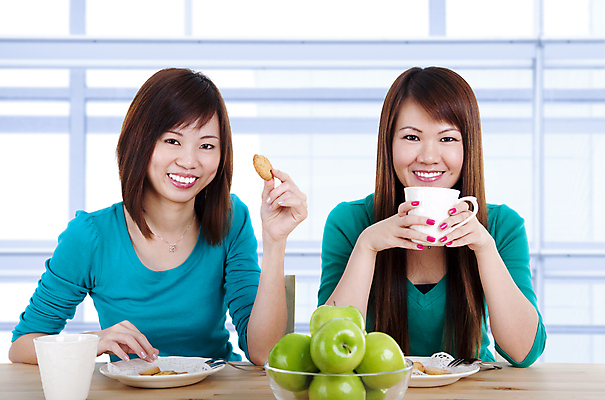 포토 JPG 해외이미지 라이프스타일 커플 여자 행복 커피 음료 음식 2 유리 탁자 휴식 주택 실내 미소 사람 앉기 동양인 20대 성인 내부 두명 컵 초록색 식사 중국 기쁨 방 차 먹기 리빙 말레이시아 단절 해외포토 식기 감정 아시아 컬러 가구 컨셉 관계 모션 재질 표정 인종 청년 건물 생활 파일형식 이미지허브