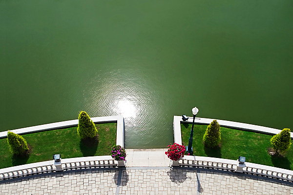 포토 JPG 해외이미지 나무 공원 꽃 아시아 호수 분홍색 여행 태국 자연 항해 그림자 사람없음 야외 초록색 물 여름 태양 반사 흰색 등불 램프 정상 타일 상록수 인공 철책 해외포토 자연요소 식물 계절 공공시설 나라 컬러 배_교통 조명 생태계 파일형식 이미지허브