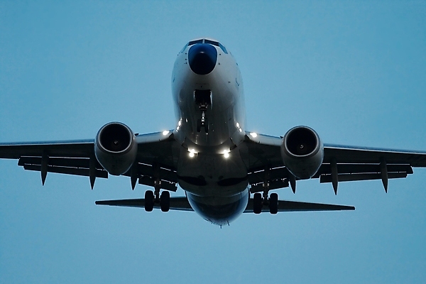 포토 JPG 해외이미지 해외 산업 여행 비즈니스 교통시설 하늘 휴가 전등 비행기 사람없음 옆모습 파란색 황혼 공항 땅 도착 항공 출발 상승 제트기 승객 기어 일반 깊이 대패 떠남 해외포토 뷰포인트 컬러 교통 컨셉 항공교통 모션 조명 대중교통 일몰 시설 파일형식 이미지허브