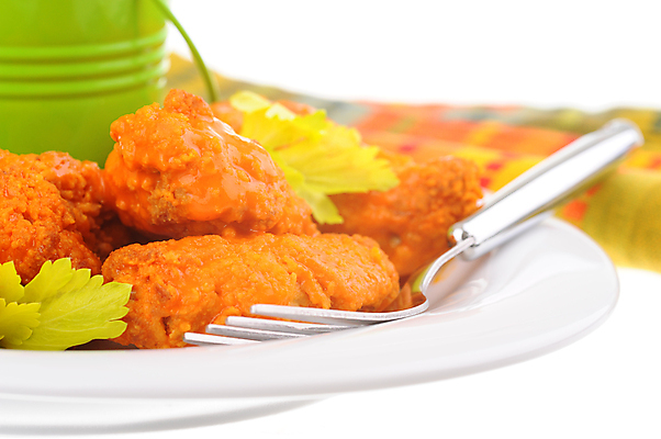 포토 JPG 해외이미지 접시 음식 날개 육류 사람없음 식사 치킨 튀김 뜨거움 맛 매움 점심식사 맛있는 해외포토 식기 컨셉 식재료 닭고기요리 파일형식 이미지허브