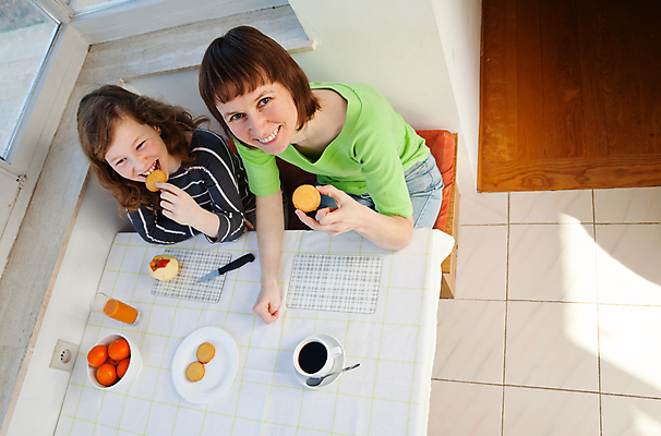 포토 JPG 해외이미지 시선 여자 딸 커피 어린이 2 과일 가족 탁자 엄마 주택 함께함 실내 사람 앉기 두명 쿠키 아침식사 시력 해외포토 음료 가구 컨셉 관계 모션 디저트 내부 건물 식사 파일형식 이미지허브