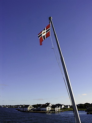 포토 JPG 해외이미지 여행 백그라운드 하늘 휴가 노르웨이 사람없음 빨간색 파란색 마을 흰색 깃발 심볼 깃대 스칸디나비아 전국 피오르 해외포토 유럽 컬러 지형 파일형식 이미지허브