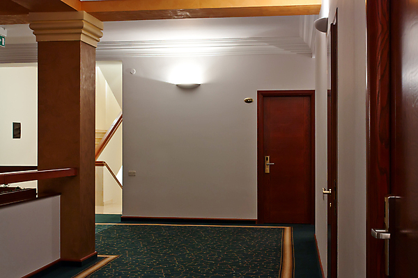 포토 JPG 해외이미지 디자인 선 벽 패턴 비즈니스 건축양식 호텔 표면 출입구 바닥 실내 사람없음 내부 장식 파란색 빛 반사 갈색 문 카펫 흰색 복도 터널 클래식 고급 우아함 질감 대리석 소멸 접근 해외포토 건축 길 컬러 컨셉 무늬 재료 숙소 파일형식 이미지허브