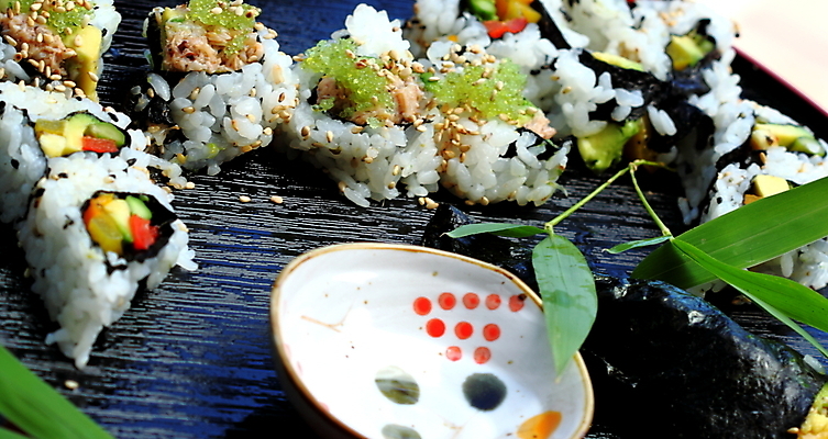 포토 JPG 해외이미지 전통 라이프스타일 아시아 문화 음식 조각 채소 밥 오이 건강 어류 요리 동양인 사람없음 식당 일본 식사 저녁식사 초밥 회 게 흰색 해조류 두루마리 먹기 해산물 날것 롤 캘리포니아 동쪽 아보카도 점심식사 캐비아 해외포토 나라 컬러 과일 식재료 모션 갑각류 인종 생활 상점 미국 수중동물 해양식물 방향 일본음식 파일형식 이미지허브