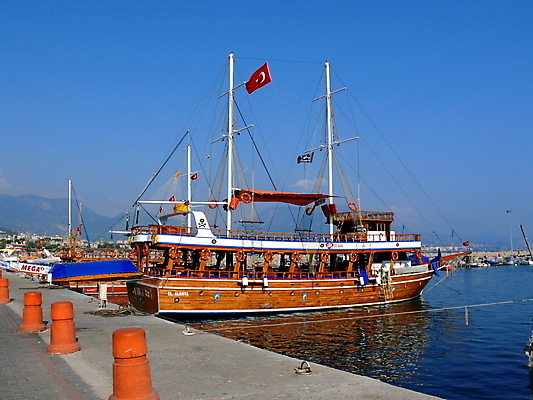 포토 JPG 해외이미지 구름 유럽 아시아 문화 파도 바다 여행 요트 하늘 휴가 산 항해 파노라마 풍경 사람없음 건물 목재 빨간색 물 여름 파란색 도시풍경 뷰티 항구 놀람 도시 만 보트 지중해 모터보트 동쪽 칠면조 뱃놀이 옛날 수평선 튀르키예 해외포토 자연요소 나무 건축물 계절 감정 나라 컬러 배_교통 재료 교통시설 조류 촬영기법 표정 전통놀이 방향 파일형식 이미지허브