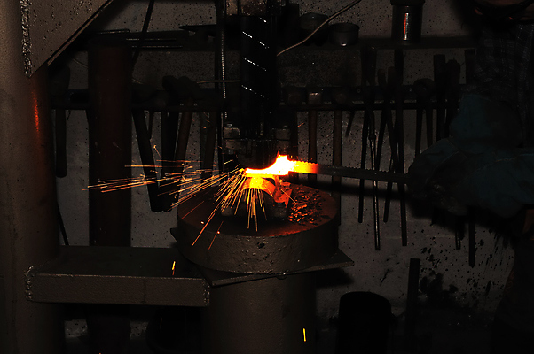 포토 JPG 해외이미지 전통 손 문화 불 노동자 따뜻함 손잡이 사람없음 빨간색 금속 추위 기구 공구 업무 작업 뜨거움 칼날 작업실 칼 제조 상품 망치 위험 철 오브젝트 무역 복고 만들기 펜치 무거움 고체 대장장이 옛날 조작 철강 핸드메이드 해외포토 자연요소 직업 산업 컬러 컨셉 모션 재질 신체부위 도구 무게 파일형식 이미지허브