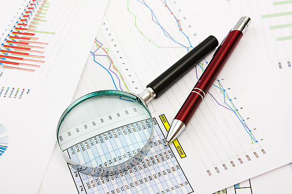 포토 JPG 해외이미지 직업 산업 탁자 그래프 사람없음 사무실 펜 공연 도구 기록 고리 계산 카운트 해외포토 가구 비즈니스 이벤트 필기구 파일형식 이미지허브