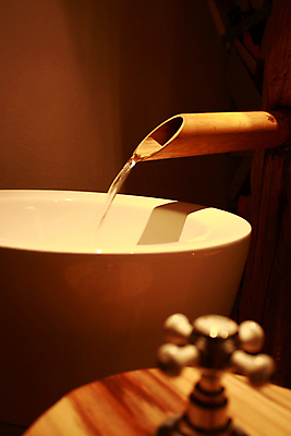 포토 JPG 해외이미지 전통 음료 선 자연 사람없음 물 스파 젖음 추위 욕실 물방울 신선 뜨거움 개울 씻기 빨래 시원함 갈증 대나무 순수 분수 수도꼭지 화장실 유기농 내추럴 구식 평야 공급 해외포토 자연요소 나무 웰빙 컨셉 가사 강 청결 생태계 파일형식 이미지허브