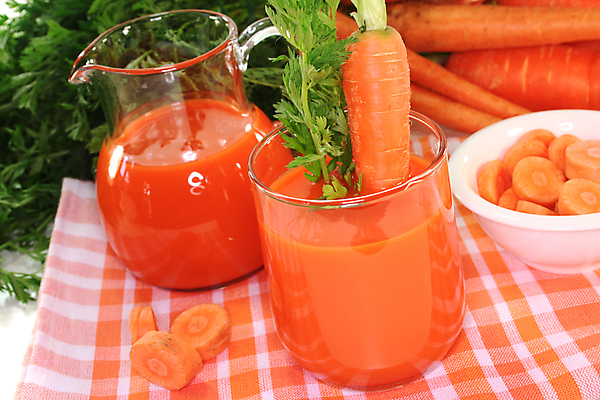 포토 JPG 해외이미지 그릇 잎 잔 실내 사람없음 당근 식탁보 건강식 유리주전자 당근주스 디톡스 해외포토 식물 식기 음식 유리 주전자 뿌리채소 건강 내부 야채주스 파일형식 이미지허브