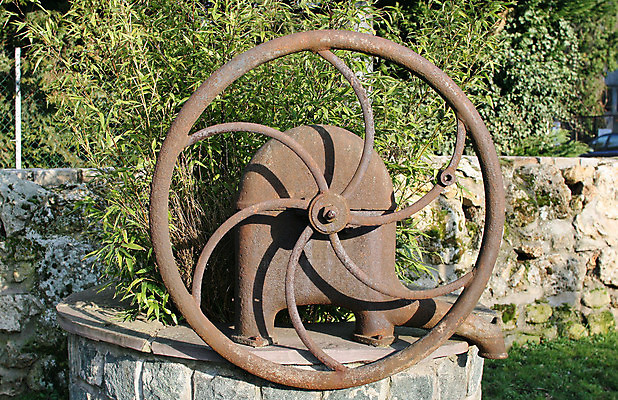 포토 JPG 해외이미지 전통 벽 사람없음 물 재산 핸들 회전 과거 펌프 진행 구식 옛날 철강 해외포토 자연요소 컨셉 금융 파일형식 이미지허브