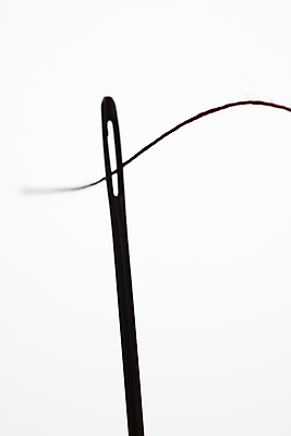 포토 JPG 해외이미지 1 실루엣 줄 사람없음 빨간색 면 구멍 실 당기기 바느질 집중 인내 해외포토 컬러 컨셉 모션 촬영기법 파일형식 이미지허브