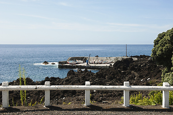 포토 JPG 해외이미지 바다 자연 하늘 낚시 항해 어류 사람없음 물 파란색 울타리 항구 검은색 보트 작음 포르투갈 정박 방파제 포트 길가 현무암 해외포토 자연요소 공공시설 유럽 컬러 배_교통 교통시설 레저 담장 수중동물 크기 생태계 화산암 파일형식 이미지허브