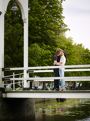 포토 JPG 해외이미지 전신 나무 백인 라이프스타일 커플 여자 남자 행복 2 데이트 관계 포옹 키스 함께함 사랑 서기 미소 사람 20대 성인 야외 두명 물 강 손잡기 낭만 날짜 정지 결합 네덜란드 운하 열정 해외포토 자연요소 서양인 식물 감정 유럽 컨셉 안기 모션 표정 청년 생활 애정표현 파일형식 이미지허브