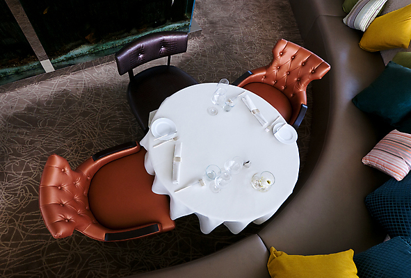 포토 JPG 해외이미지 식기 접시 의자 베개 유리 탁자 안테나 사람없음 소파 컬러풀 식당 식사 카페 식탁보 흰색 고급 해외포토 컬러 가구 컨셉 통신 침구 재질 상점 파일형식 이미지허브