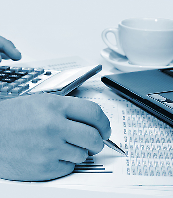 포토 JPG 해외이미지 직업 손 남자 종이 커피 컨셉 비즈니스 텍스트 통신 탁자 설계 노동자 직장 사람없음 컵 파란색 노트북 컴퓨터 사무실 숫자 펜 쌓기 쪽지 자료 계산기 흰색 키보드 작업 오픈 은색 계획 대표 편지 책상 계약 오브젝트 보고서 경영자 문서 페이지 시스템 키패드 편지쓰기 해외포토 문자 식기 음료 컬러 가구 회사 모션 문구용품 사람 신체부위 전자제품 필기구 장비 기록 리더 파일형식 이미지허브