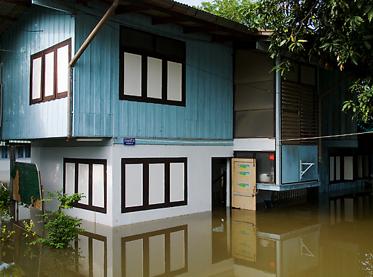 포토 JPG 해외이미지 계절 아시아 도로 건축양식 학교 태국 날씨 거리 사람없음 건물 목재 물 파란색 강 반사 환경 도시 홍수 타운 비극 재앙 해외포토 자연요소 나무 건축물 교육 건축 나라 길 컬러 재료 교통시설 자연재해 파일형식 이미지허브