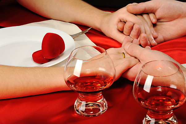 포토 JPG 해외이미지 백인 커플 드레스 여자 남자 행복 결혼 셔츠 2 데이트 손가락 유리 탁자 발렌타인데이 관리 사랑 미소 사람 앉기 사람없음 빨간색 상자 금발 식당 와인 검은색 저녁식사 카페 기쁨 터치 흰색 황금 우아함 유혹 열정 약혼 제안 해외포토 서양인 헤어스타일 손 옷 감정 컬러 가구 컨셉 상의 관계 모션 데이이벤트 재질 주류 표정 이벤트 상점 식사 약속 파일형식 이미지허브