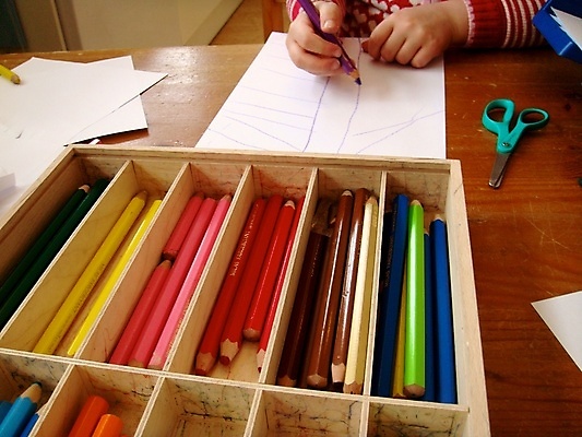 포토 JPG 해외이미지 라이프스타일 어린이 학교 가족 탁자 휴가 주택 실내 노르웨이 사람없음 빨간색 초록색 상자 컬러풀 연필 노란색 그리기 스칸디나비아 해외포토 교육 유럽 컬러 가구 관계 모션 학용품 사람 내부 건물 생활 필기구 파일형식 이미지허브