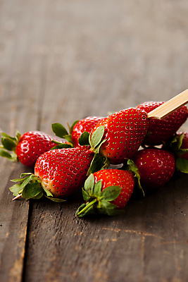 포토 JPG 해외이미지 음식 다이어트 과일 탁자 딸기 건강 사람없음 목재 빨간색 파티 대접 쌍 막대기 꼬치 심플 평야 맛있는 해외포토 나무 컬러 가구 재료 자연 이벤트 파일형식 이미지허브