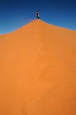포토 JPG 해외이미지 백인 직업 손 모래 백그라운드 그림자 사람 취미 사람없음 야외 카메라 디지털 사진촬영 장비 사막 잡기 우승 기자 정상 발사 갈증 싱글 슛 나미비아 승자 혼자 해외포토 서양인 모션 신체부위 전자제품 촬영 최고 남아프리카 파일형식 이미지허브