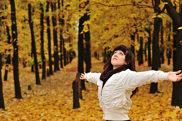 포토 JPG 해외이미지 나무 식물 백인 모델 라이프스타일 옷 계절 공원 여자 행복 얼굴 잎 자연 날씨 갈색머리 건강 한명 사람 성인 야외 목재 햇빛 뷰티 노란색 유행 자유 표현 황금 숲 스타일 해외포토 서양인 1 헤어스타일 공공시설 감정 컬러 컨셉 재료 생활 신체부위 태양 생태계 파일형식 이미지허브