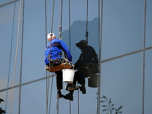 포토 JPG 해외이미지 주간 전신 남자 밧줄 외벽 한명 앉기 빌딩 성인 야외 건물 뒷모습 반사 승차 청소부 유리창청소 성인남자한명만 외벽청소 해외포토 자연요소 직업 1 건축물 줄 벽 뷰포인트 모션 사람 청소 남자한명만 성인남자만 파일형식 이미지허브
