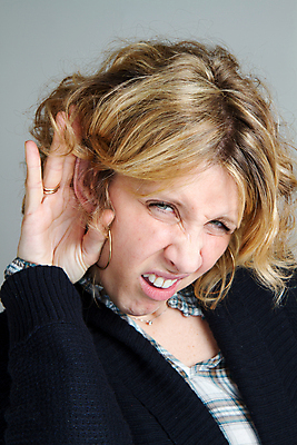 포토 JPG 해외이미지 백인 1 손 여자 행복 얼굴 컨셉 통신 친절 손바닥 한명 사람 성인 머리 귀여움 활발 듣기 흰색 표현 비즈니스우먼 뉴스 비밀 만족 긍정 귀 소문 주목 해외포토 서양인 감정 컬러 비즈니스 모션 신체부위 직장인 파일형식 이미지허브