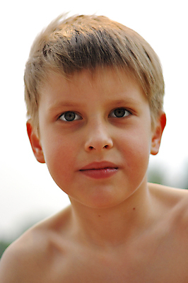 포토 JPG 해외이미지 백인 1 응시 남자 행복 얼굴 어린이 남학생 셔츠 놀이 한명 사람 소년 야외 세로 여름 금발 햇빛 머리 소리 외침 기쁨 분노 자녀 표현 오픈 입 작음 무서움 열정 반항 해외포토 서양인 학생 헤어스타일 시선 계절 감정 상의 모션 신체부위 태양 크기 파일형식 이미지허브