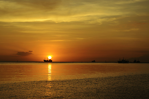포토 JPG 해외이미지 구름 계절 실루엣 아시아 파도 바다 여행 백그라운드 자연 하늘 휴가 풍경 사람없음 물 여름 빛 컬러풀 햇빛 태양 반사 평화 일출 맑음 일몰 새벽 도시 보트 분위기 황금 천국 스카이라인 파라다이스 수평선 해외포토 자연요소 나라 컬러 컨셉 배_교통 날씨 촬영기법 노을 생태계 파일형식 이미지허브