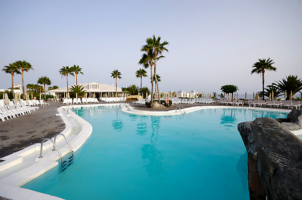 포토 JPG 해외이미지 식물 라이프스타일 여행 건축양식 하늘 호텔 휴가 휴식 새로움 손바닥 사람없음 야외 여름 파란색 흰색 고급 큼 서비스 휴양지 초대 해외포토 손 계절 건축 컬러 컨셉 숙소 생활 장소 크기 파일형식 이미지허브