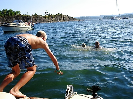 포토 JPG 해외이미지 라이프스타일 어린이 바다 가족 하늘 휴가 노르웨이 야외 세명 물 운동 햇빛 맑음 점프 수영 즐거움 스칸디나비아 해외포토 자연요소 감정 유럽 관계 모션 날씨 건강 사람 생활 태양 수상스포츠 파일형식 이미지허브