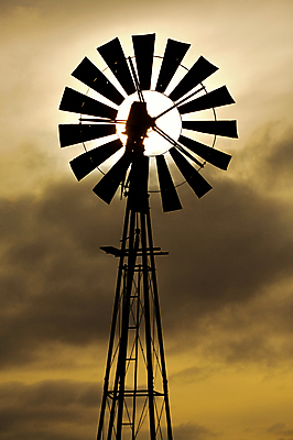 포토 JPG 해외이미지 구름 실루엣 하늘 바람 사람없음 농장 힘 일몰 목장 풍차 에너지 수확 골동품 시골 칼날 황금 펌프 해외포토 자연요소 농업 날씨 촬영기법 노을 파일형식 이미지허브