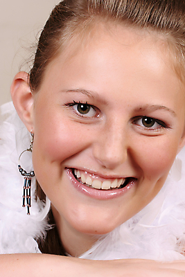 포토 JPG 해외이미지 백인 모델 계절 여자 행복 어린이 겨울 따뜻함 한명 사람 10대 청춘 뷰티 유행 추위 흰색 표현 솜털 특징 해외포토 서양인 1 감정 컬러 컨셉 청소년 파일형식 이미지허브