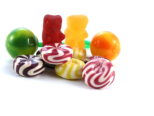 포토 JPG 해외이미지 음식 디저트 막대사탕 사탕 사람없음 빨간색 초록색 노란색 대접 맛 폐기물 설탕 먹기 칼로리 당뇨병 해로움 맛있는 해외포토 컬러 컨셉 모션 질병 쓰레기 파일형식 이미지허브