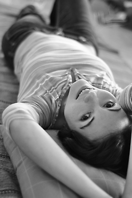 포토 JPG 해외이미지 백인 1 라이프스타일 응시 여자 행복 유럽 휴식 바닥 주택 실내 한명 미소 사람 성인 30대 소파 검은색 기쁨 흰색 싱글 거짓말 혼자 유일 해외포토 서양인 시선 감정 나라 컬러 컨셉 의자 표정 내부 건물 생활 장년 파일형식 이미지허브