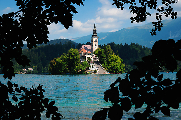 포토 JPG 해외이미지 유럽 전통문화 호수 섬 여행 자연 하늘 휴가 산 프레임 액자틀 풍경 사람없음 야외 초록색 물 여름 관광지 마을 전원 농촌 숲 명승지 슬로베니아 절정 카피스페이스 산맥 해외포토 자연요소 전통 계절 나라 문화 컬러 액자 틀 공백 시골 전기에너지 생태계 파일형식 이미지허브