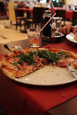 포토 JPG 해외이미지 접시 음식 빵 백그라운드 치즈 피자 건강 육류 돼지고기 요리 사람없음 식사 저녁식사 치킨 이탈리아 소고기 껍질 흰색 맛 작음 케첩 굽기 준비 반죽 칼로리 점심식사 고립 미니 서쪽 칼슘 맛있는 해외포토 식기 유럽 컬러 컨셉 식재료 유제품 패스트푸드 서양음식 소스_음식 크기 구이 방향 닭고기요리 파일형식 이미지허브