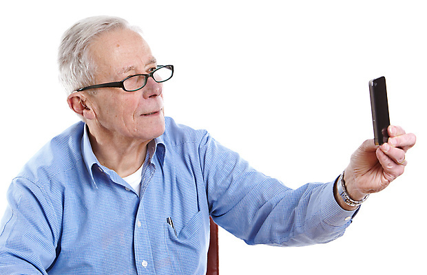 포토 JPG 해외이미지 백인 남자 안경 통신 건강 한명 성인 스마트폰 회색 흰배경 70대 해외포토 서양인 1 잡화 노년 컬러 백그라운드 사람 핸드폰 스마트기기 흰색 파일형식 이미지허브