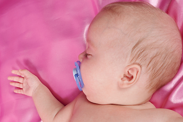 포토 JPG 해외이미지 행복 감정 어린이 분홍색 한명 미소 청춘 침대 표현 아기 신생아 잠 담요 기저귀 세대 거짓말 천진난만 해외포토 1 컬러 가구 컨셉 표정 사람 아기용품 파일형식 이미지허브