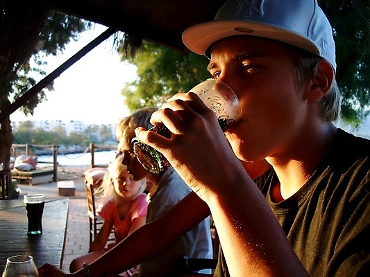 포토 JPG 해외이미지 라이프스타일 행복 음료 어린이 과일 가족 휴가 노르웨이 한명 소년 빨간색 주스 거품 우유 추위 빨다 만족 스칸디나비아 해외포토 1 남자 감정 유럽 컬러 관계 모션 유제품 사람 생활 파일형식 이미지허브