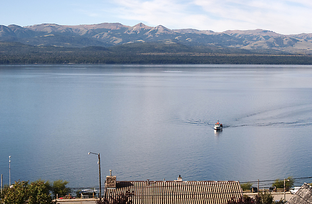 포토 JPG 해외이미지 호수 요트 자연 산 풍경 사람없음 물 강 보트 남아메리카 아르헨티나 내추럴 생태학 해외포토 자연요소 교육 배_교통 아메리카 생태계 파일형식 이미지허브
